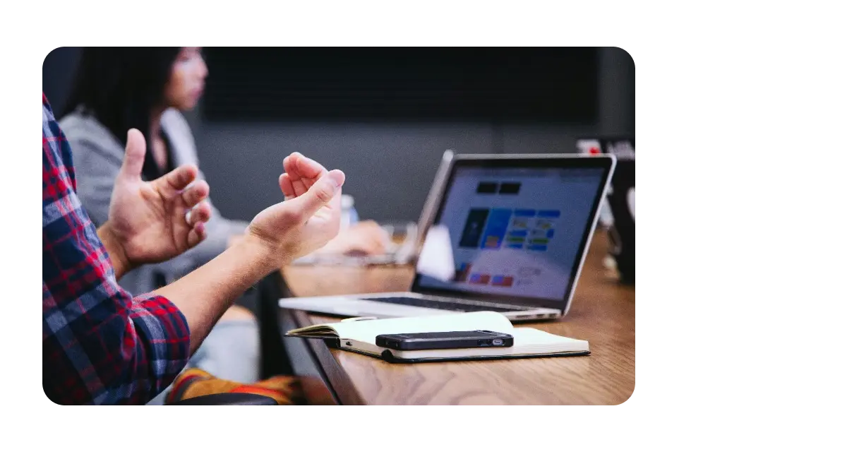 Employee onboarding training session using Screen Step Recorder for creating how-to guides